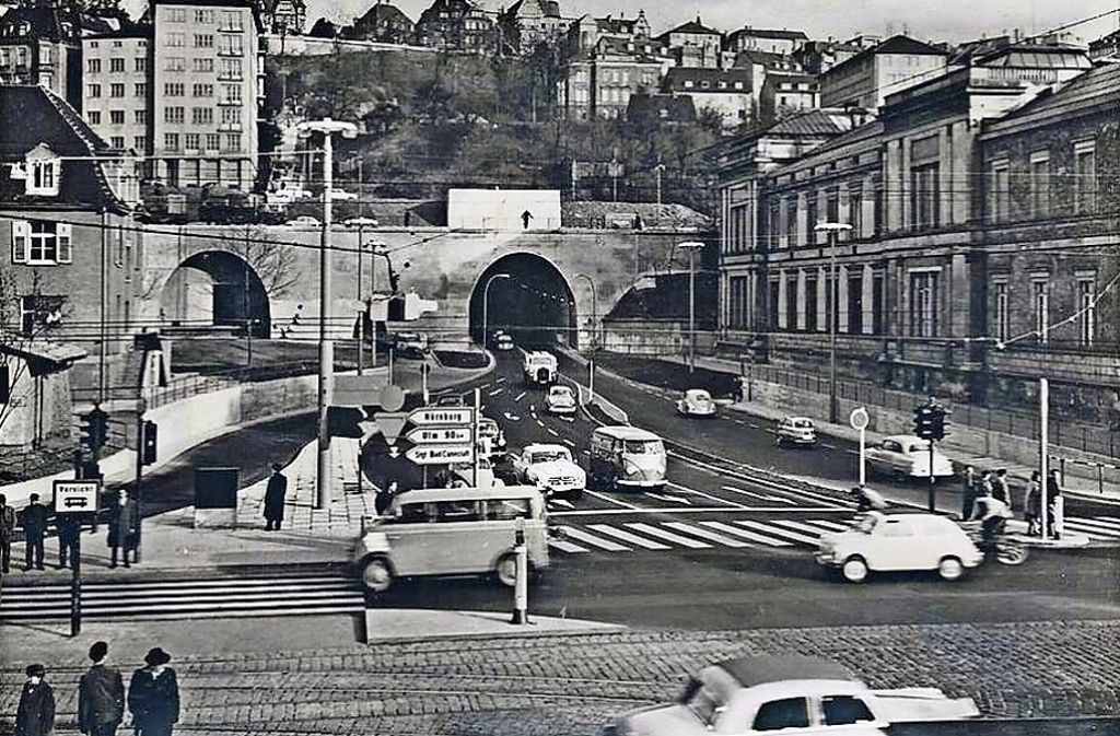 1958 ist der mit zwei Röhren angelegte Wagenburgtunnel für Autos freigegeben worden – ein Jahr danach ist dieses Foto entstanden. Foto: Wibke Wieczorek