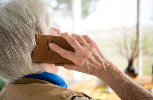 Senioren werden beim Enkel- oder Polizeitrick von  Betrügern am Telefon übertölpelt, Boten holen das Beute ab. Foto: dpa
