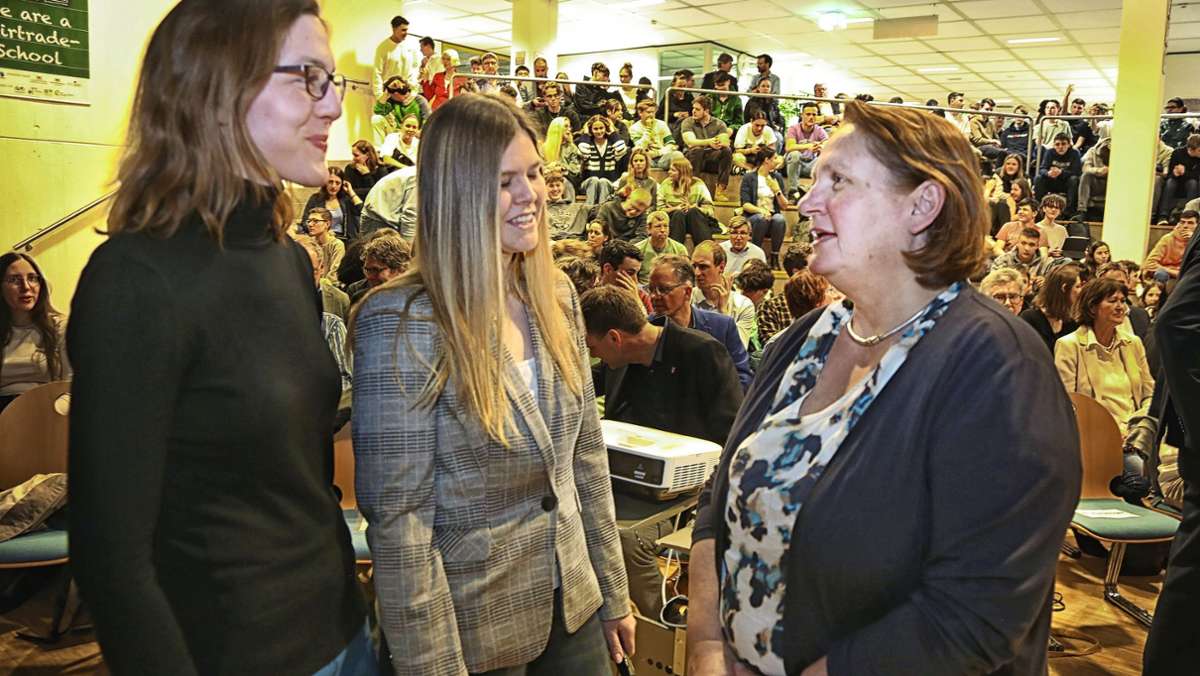 Fragestunde in  Bietigheim-Bissingen: Schülerinnen und Schüler „grillen“ Kultusministerin Schopper