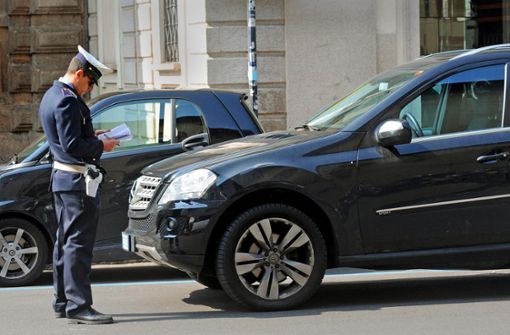 Kann teuer werden: Dieser Mailänder Polizist schreibt einen Falschparker auf. Foto: imago /imago stock&people