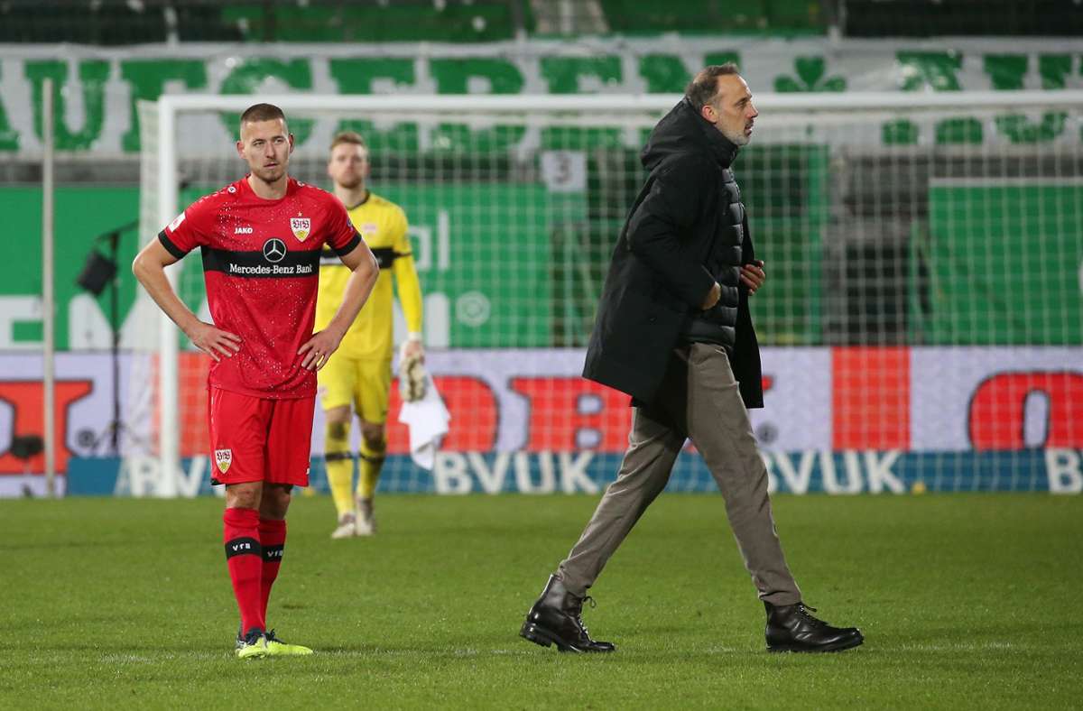 Waldemar Anton (li.) und Trainer Pellegrino Matarazzo ist die Enttäuschung über das 0:0 in Fürth anzusehen.