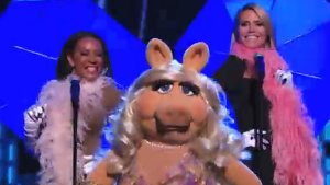 Heidi Klum (rechts), Mel B (links) und Miss Piggy. Dieses Dreiergespann hat im amerikanischen Fernsehen den Weather-Girls-Hit Its Raining Men gesungen. Foto: twitter.com/heidiklum / SIR-Screenshot