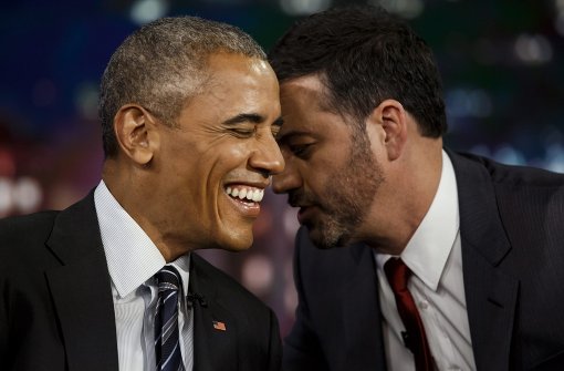 Hatten viel Spaß in einer Sendung miteinander: US-Präsident Barack Obama und Talkmaster Jimmy Kimmel. Obama las in der Show gemeine Tweets über sich vor. Foto: dpa