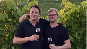Der Cannabis-Unternehmer Finn Hänsel (links) bei der Weinprobe mit Jungwinzer Thomas Diehl in den Weinbergen von Rotenberg. Foto: ubo