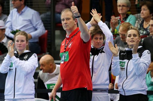 Bundestrainer Henk Groener und die deutschen Handballerinnen: Gibt’s auch in den Testspielen gegen Weltmeister Niederlande Grund zu jubeln? Foto: Baumann