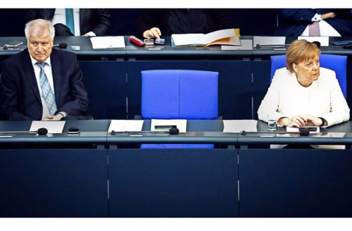 Horst Seehofer und Angela Merkel im Bundestag – die Distanz zwischen beiden ist riesig. Foto: dpa