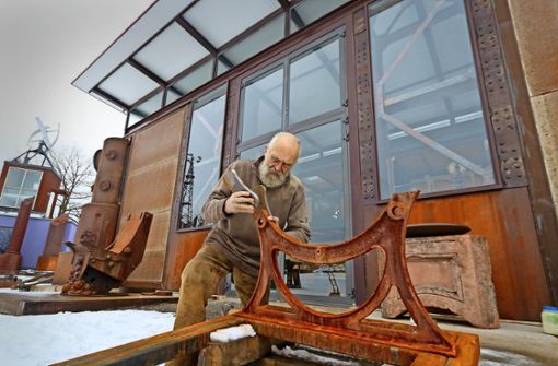 Der 76 Jahre alte Bildhauer  verwendet bevorzugt alte Metallteile aus ehemaligen Fabrikanlagen –  auch, um einen Tisch zu bauen.Fotos:factum Granville Foto:  