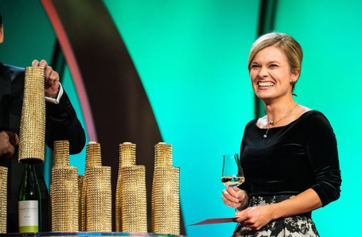 Carolin Klöckner strahlt – sie ist neue Deutsche Weinkönigin. Foto: dpa