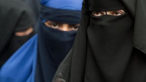 Nur die Augen sind zu sehen – religiöse Musliminnen mit Niqab. Foto: dpa