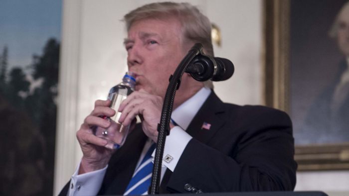 Trump trinkt, das Netz lacht