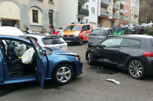 Im Lehenviertel in Stuttgart ist es zu einem Autounfall mit vier beteiligten Fahrzeugen gekommen.  Foto: 7aktuell