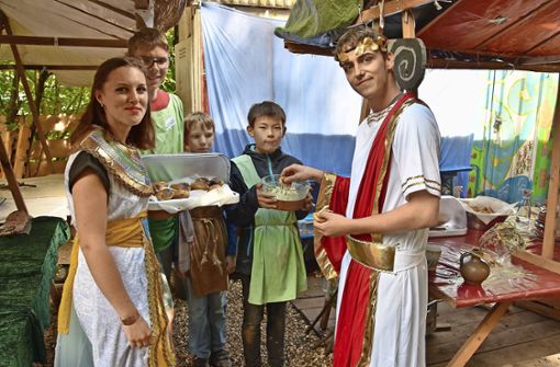 Die schöne Cleopatra und ihr Geliebter, Julius Caesar, waren von den Backwaren in der Taverne der Spielstadt Akitanien begeistert. Foto: Mathias Kuhn
