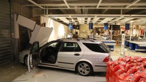 24-Jährige kracht mit Auto in Ikea-Filiale