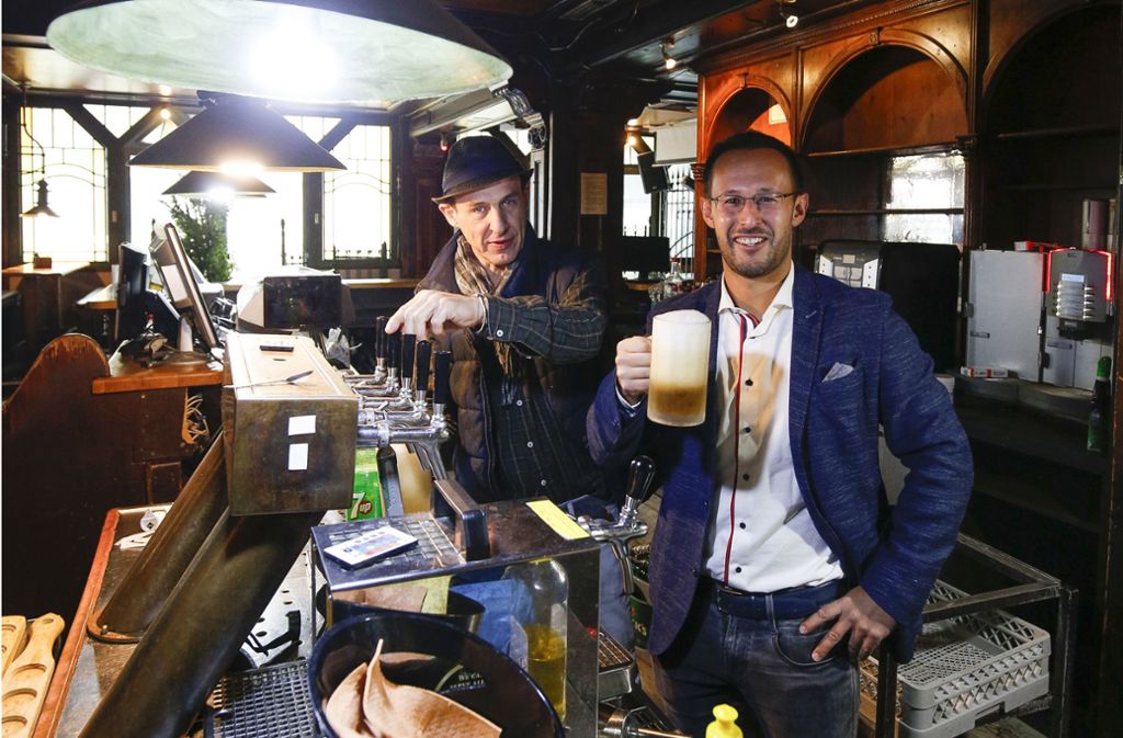 Ein letztes Bier: Marcus Montalbano und Auktionator Andreas von Brühl (rechts)