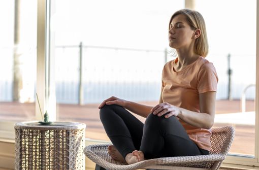 Meditation kann ein Weg sein, mit Stress umzugehen, sagt Dorothee Salchow, Coachin für Positive Psychologie. Foto: imago//imageBROKER/Oleksandr Latkun