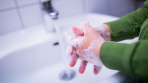 Hautärzte raten zu Desinfektionsmitteln statt Seife