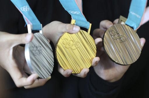 Das sind die orginalen Medaillen die es bei den diesjährigen Olympischen Spielen zu gewinnen gibt. Foto: AP/Keystone