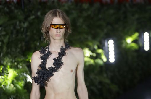 Auffällige Sonnenbrillen und Statement-Schmuck kommen nun auch bei den Herren an – hier ein Model bei der Show von Palms Angels. Foto: dpa