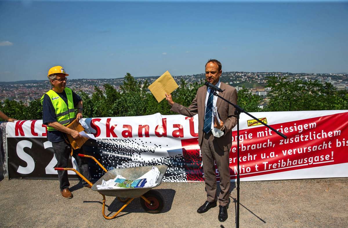 Ulrich Arndt  von der Stabsstelle für Bürgerbeteiligung nimmt den Brief der S-21-Gegner entgegen. Foto: Lichtgut/Leif Piechowski