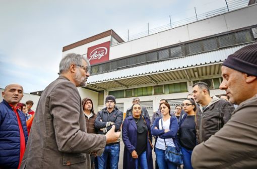 Etwa 45 Mitarbeiter der Bäckerei Lang haben   in Freiberg/Neckar gestreikt. Mit dabei Hartmut Zacher, Geschäftsführer  der Gewerkschaft Nahrung-Genuss-Gaststätten (vorne Mitte) Foto: factum/Granville