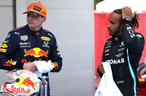 Die beiden dürften das Duell um den Titel wohl unter sich ausmachen: Max Verstappen (li.) und Lewis Hamilton nach dem Rennen in Barcelona. Foto: imago//Steve Etherington