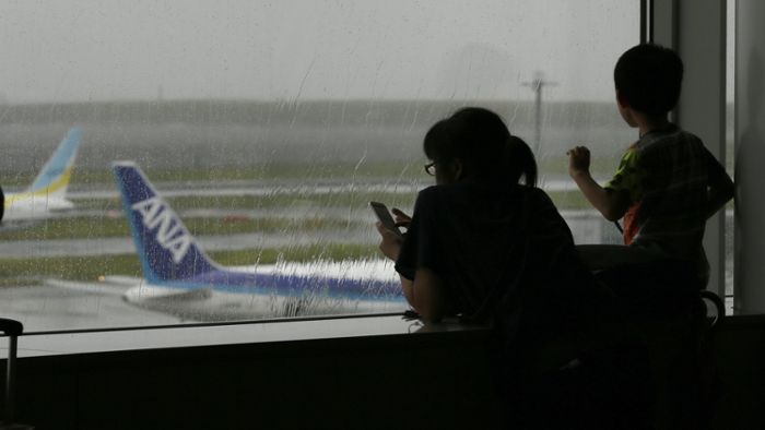 Taifun legt Bahn- und Flugverkehr in Japan lahm