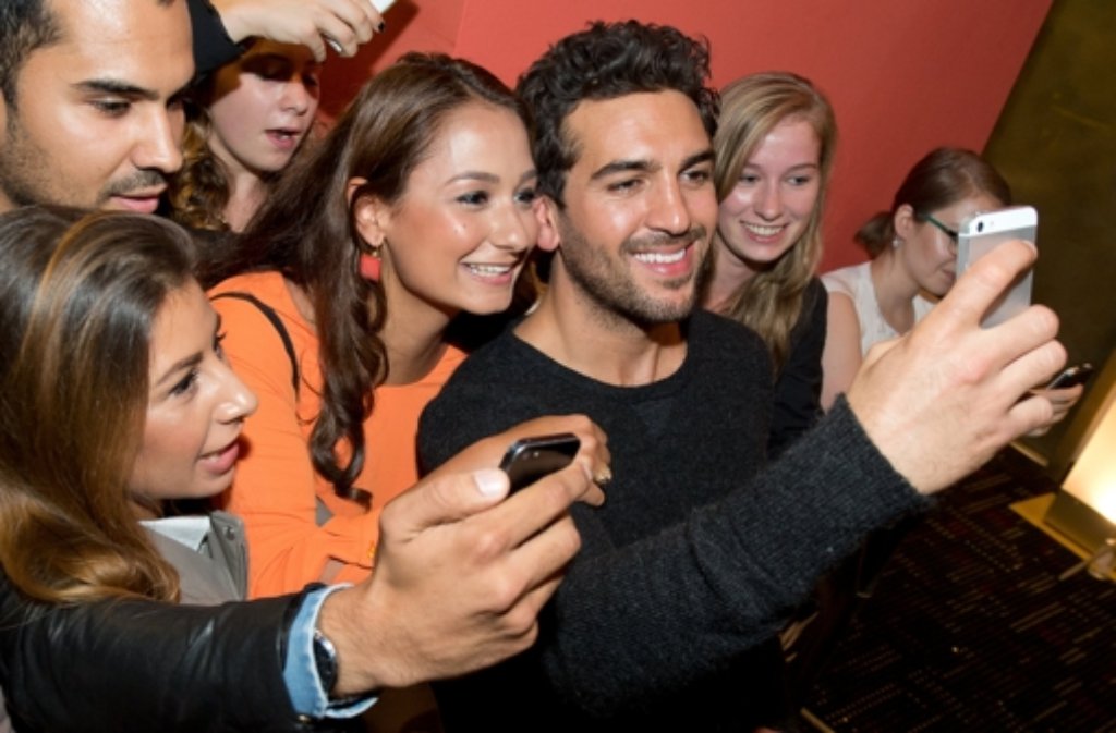 Bei der Männerhort-Filmpremiere waren Selfies mit Schauspieler Elyas MBarek begehrt.