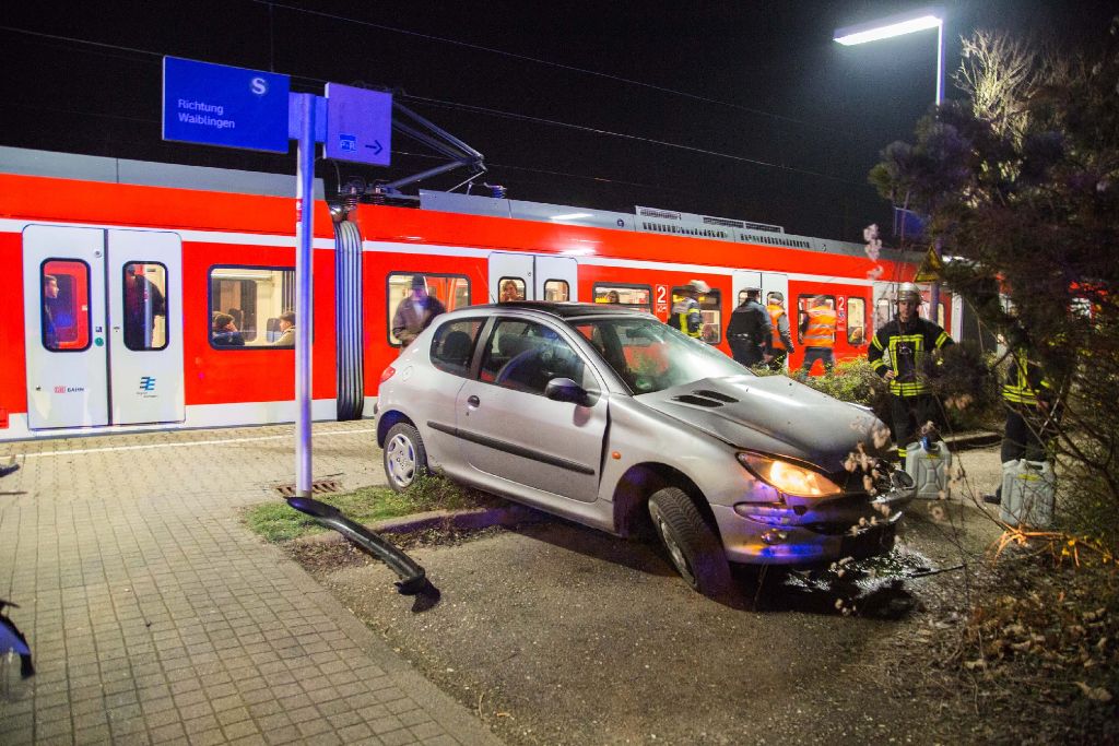 Eine einfahrende S-Bahn krachte am Dienstagabend in Bad Cannstatt gegen einen Peugeot.
