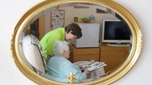 Immer mehr alte Menschen brauchen Hilfe, doch es fehlen Pflegekräfte. Foto: dpa