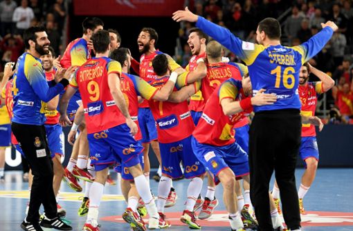 Die spanischen Handballer feiern ihren ersten EM-Titel. Foto: dpa-Zentralbild