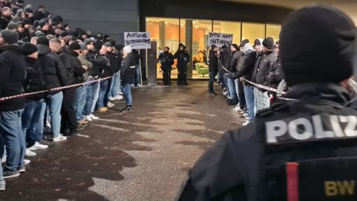 Vier Polizeibeamte harren bis zum Ende des Protests am Carl-Benz-Center aus. Foto: Sebastian Steegmüller