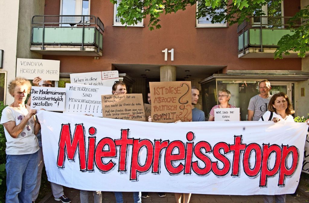 Mieter protestieren vor dem Hochhaus Friedhofstraße 11 gegen ihren Vermieter Vonovia und dessen Preispolitik. Foto: Lichtgut-Oliver Willikonsky