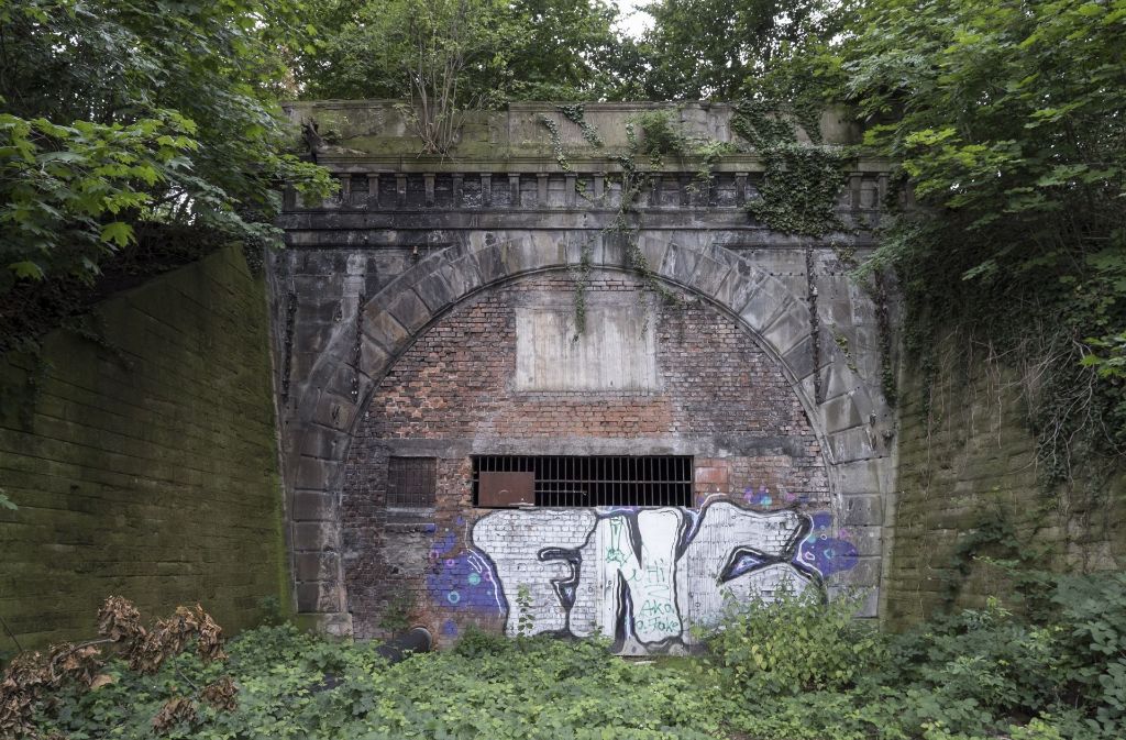 Das zugemauerte Portal des alten Rosensteintunnels mit der überwucherten Galerie