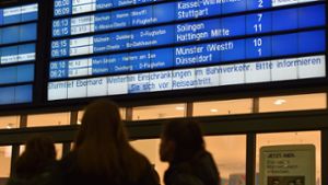 Nachdem die Deutsche Bahn den Fern- und Nahverkehr am Sonntag wegen des Sturmtiefs Eberhard eingestellt hatte, kommt es auch am Montag noch zu Verspätungen und Zugausfällen. Foto: dpa