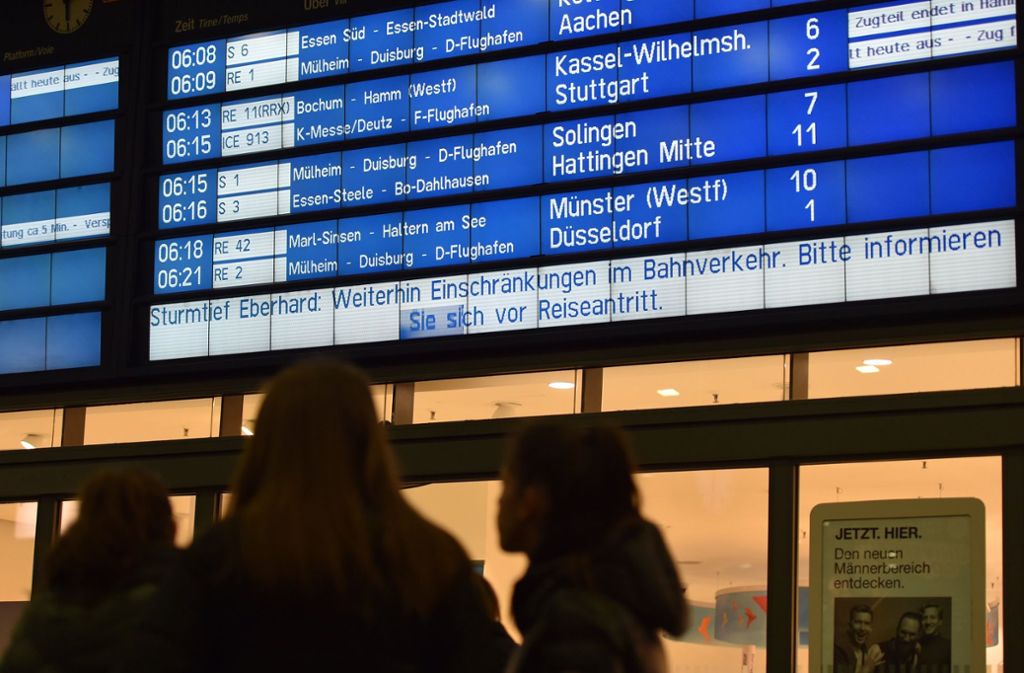 Nachdem die Deutsche Bahn den Fern- und Nahverkehr am Sonntag wegen des Sturmtiefs Eberhard eingestellt hatte, kommt es auch am Montag noch zu Verspätungen und Zugausfällen.