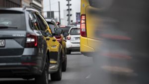 Der Straßenverkehr gehört zu den größten Schadstoff-Verursachern in den Städten. Die Qualität der Luft hat sich 2019 verbessert – auch deshalb, weil verstärkt umweltfreundliche Autos auf die Straßen kommen. Foto: dpa/Paul Zinken