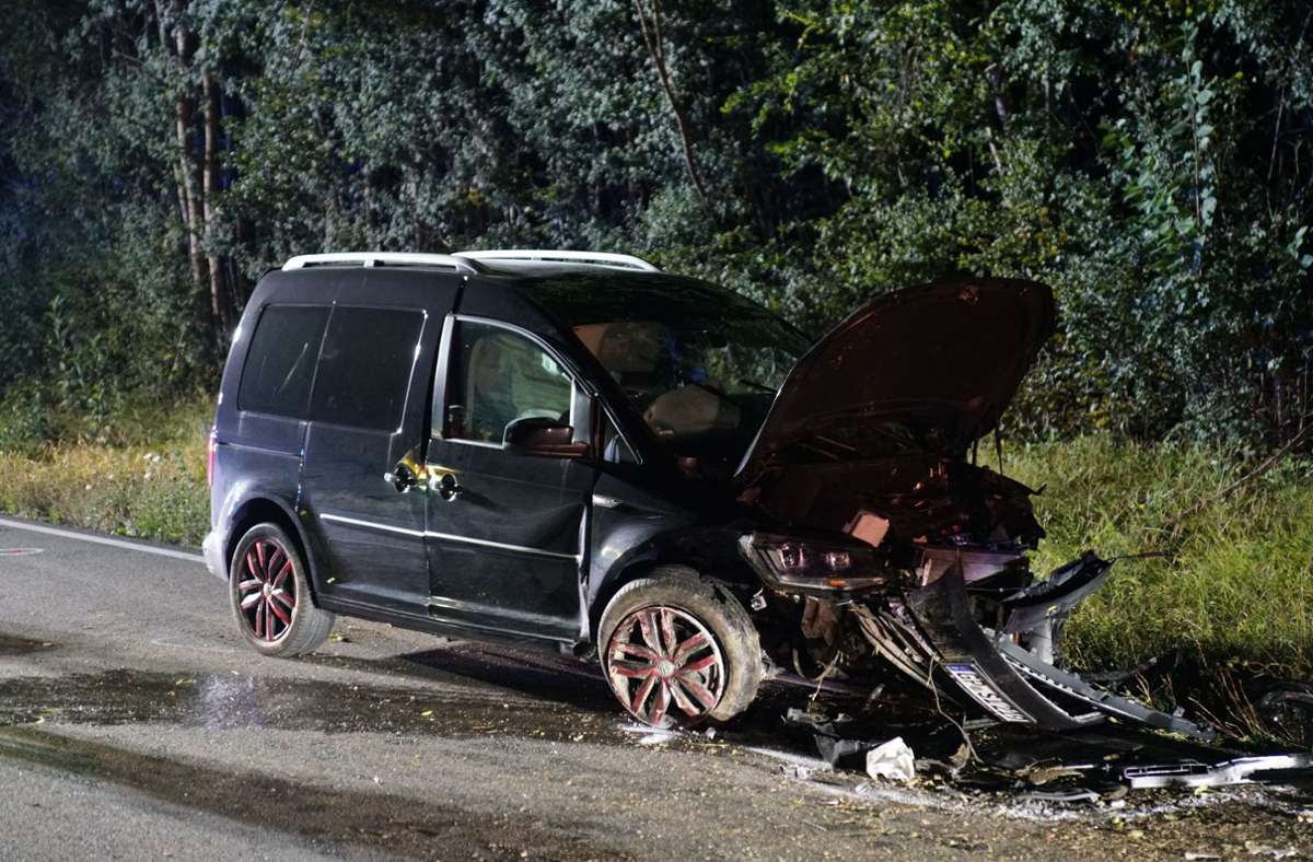Der VW war nach dem Unfall nicht mehr fahrbereit.