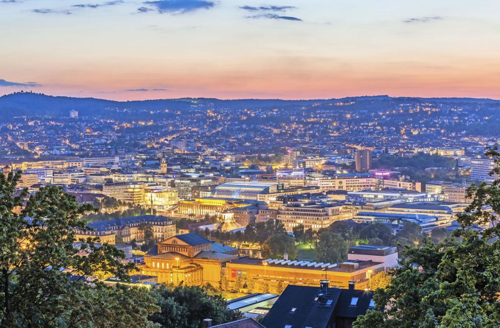 Blick von der Uhlandshöhe auf das nächtliche Stuttgart.