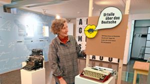 Museumsleiterin Ursula Teutrine hat viel Zeit   in die Ausstellung investiert. Foto: Sachsenmaier