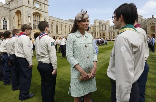 Bei einem Treffen der Pfadfinder in Windsor Castle trägt Herzogin Kate lindgrün - und einen stolzen Babybauch vor sich her. Foto: dpa/AP