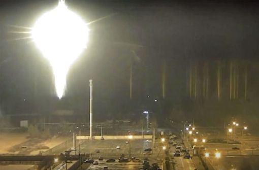 Dieses Bild aus einem vom Kernkraftwerk Saporischschja veröffentlichten Video zeigt ein helles, aufflackerndes Objekt, das am Freitag, den 4. März 2022, auf dem Gelände des Kernkraftwerks in Enerhodar in der Ukraine landet. Foto: dpa/Uncredited