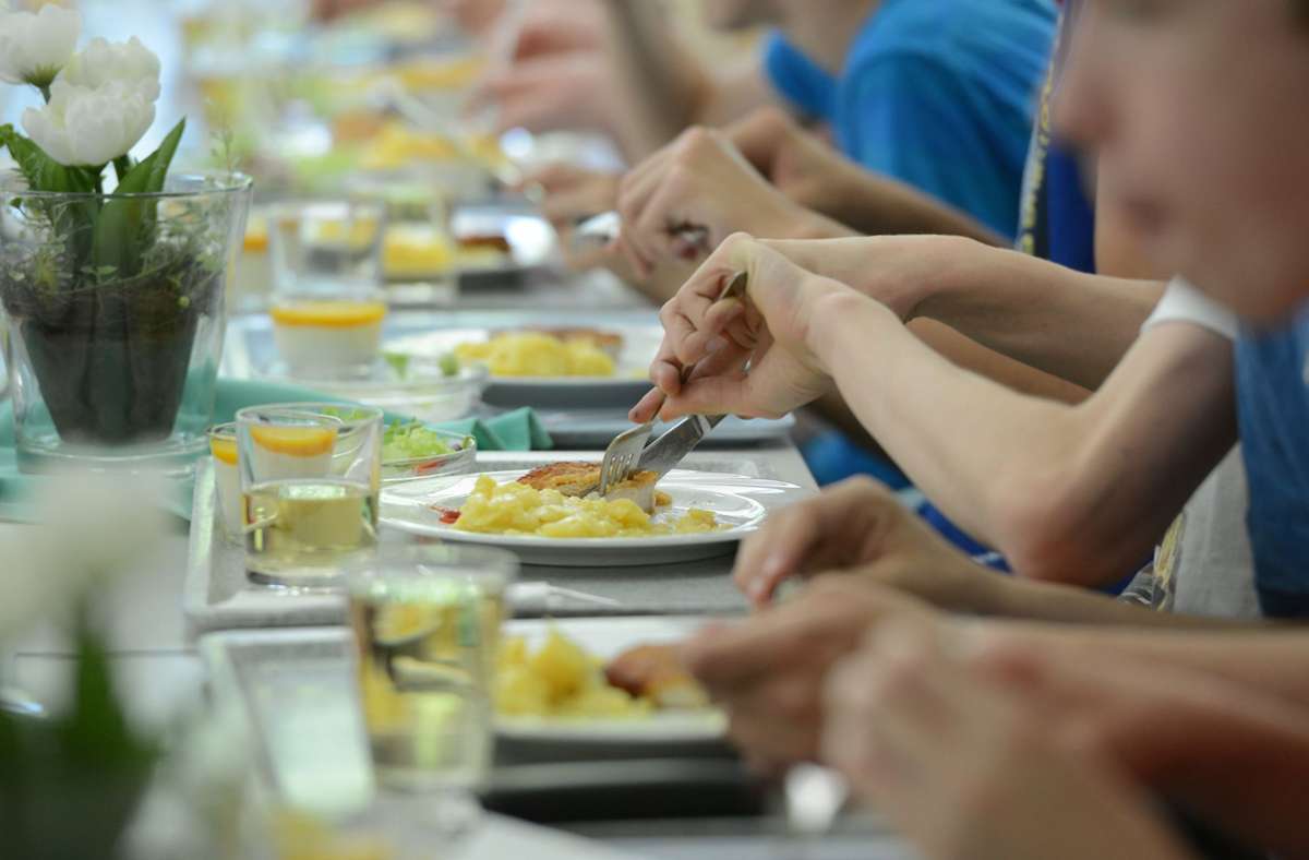 Das Essen an der Schule sollte mehr als nur Nahrungsaufnahme sein. Foto: dpa/Franziska Kraufmann
