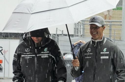 Gut gelaunt trotz Regens und reichlich mäßiger Rennergebnisse: Michael Schumacher (re./mit Managerin Sabine Kehm) in Hockenheim Foto: AP