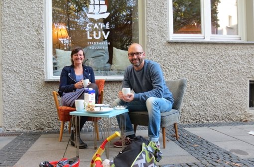 Ruth Leimig und Steffen Gross  sitzen vor dem Café Luv am Jakobsbrunnen. Foto: Julia Bayer