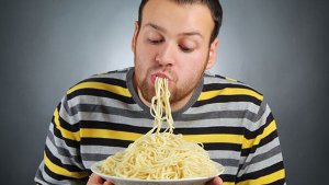 So isst man Spaghetti sicherlich nicht. Aber wie dann? Unser Knigge-Quiz gibt Antwort. Foto: Shutterstock/Lisa A