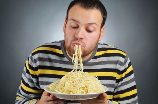 So isst man Spaghetti sicherlich nicht. Aber wie dann? Unser Knigge-Quiz gibt Antwort. Foto: Shutterstock/Lisa A