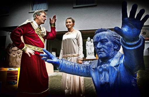 Vor dem Haus der Familie Munz zeigt Christian Siller (im roten Gewand) seine Stauferskulpturen. Foto: Horst Rudel
