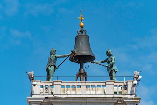 Wem die Stunde schlägt: Bronzefiguren schlagen die Stunden auf der Spitze des Uhrturms von St. Markus, Torre dell Orologio, auf der Piazza San Marco in Venedig. Foto: Imago/Imagebroker