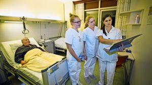 Der  Patient ist versorgt: Ines Pasta (rechts) spricht mit Andrea Waffenschmidt (links) und Paulina  Hubrich über deren Tun Foto: Rudel