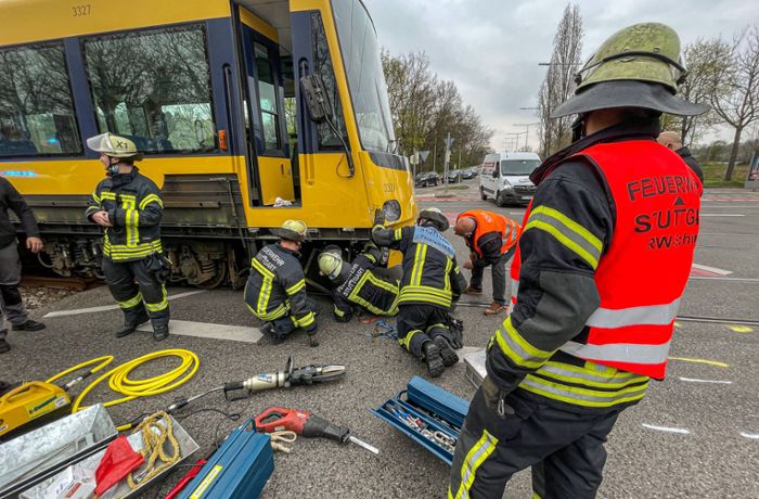 Stadtbahnunfall in Stuttgart-Münster: U14 kollidiert mit G-Klasse – immenser Schaden und Stauchaos